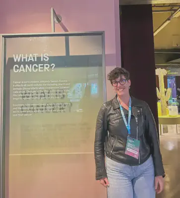 Postdoc Sofia Dominguez Gil volunteering at the exhibition.